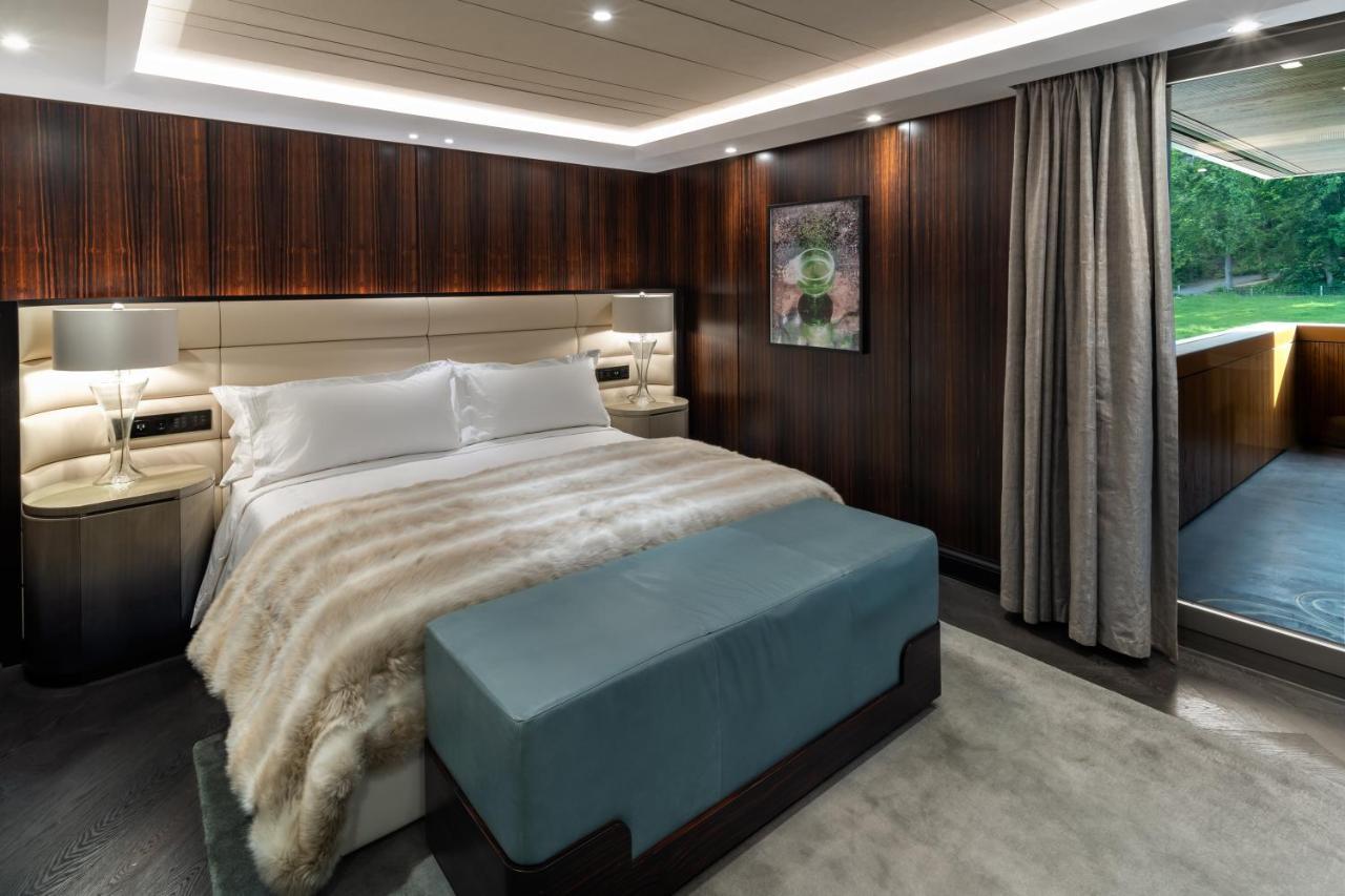 Five Zurich - Luxury City Resort Kültér fotó The bedroom of the 100' yacht