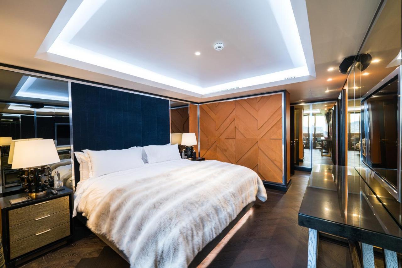 Five Zurich - Luxury City Resort Kültér fotó The bedroom of the 2014 suite