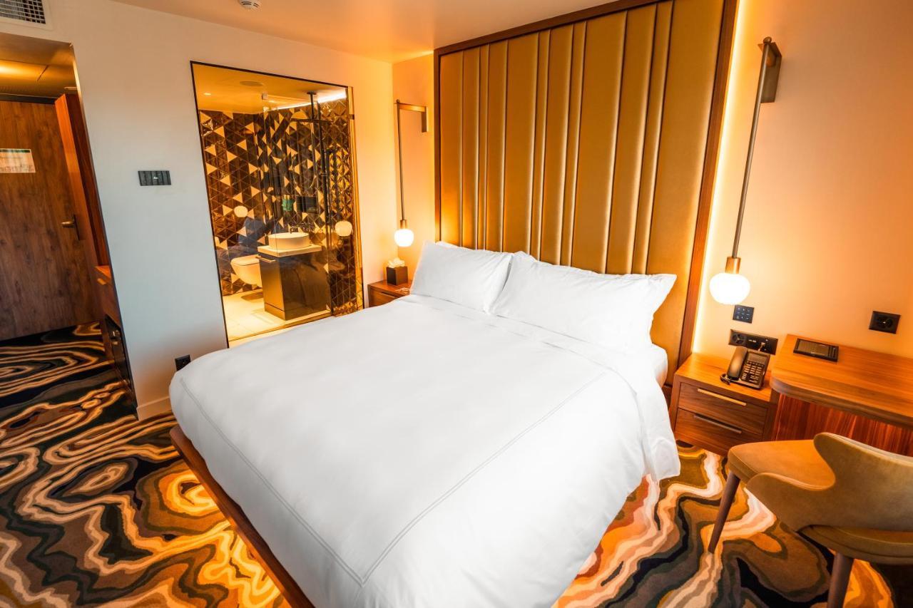 Five Zurich - Luxury City Resort Kültér fotó A bedroom at the hotel