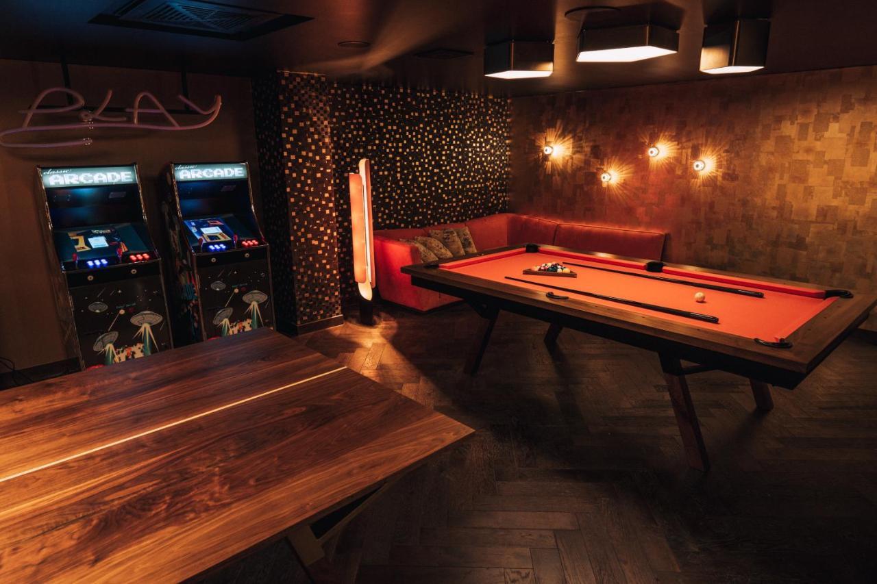 Five Zurich - Luxury City Resort Kültér fotó A pool table in a bar