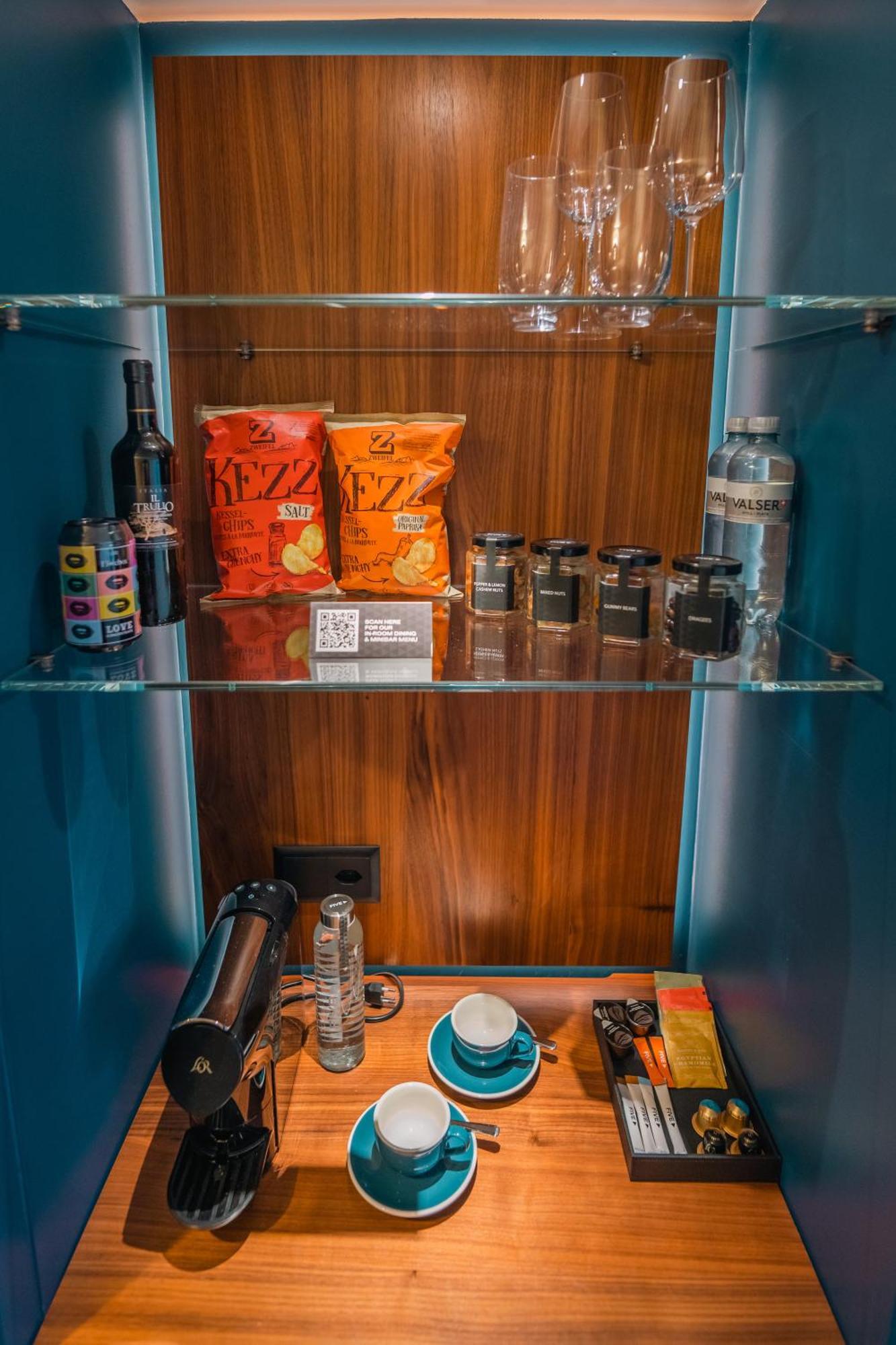 Five Zurich - Luxury City Resort Kültér fotó A mini-bar in a hotel room